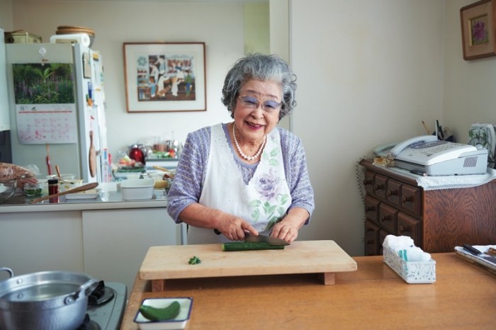 とても大正生まれ(90歳)には見えない、料理研究家の鈴木登紀子さん。
