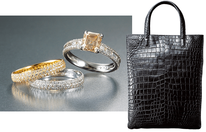 左・2ctのブラウンダイヤを使用したリングをはじめ、3シリーズが揃う。右・柔らかく加工されたクロコ素材のバッグはA4サイズ。(共に参考商品)