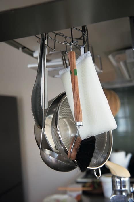 毎日使う調理器具はシンク上の円形フックに吊るして、すぐ使えるように。