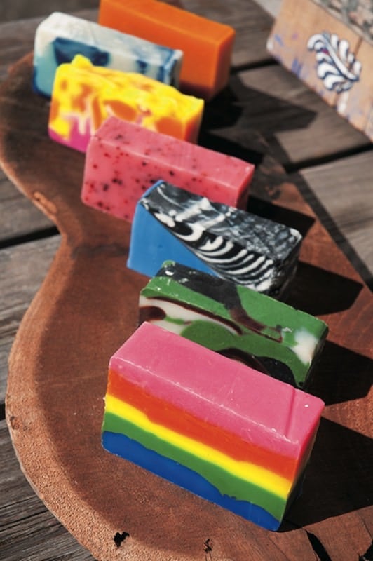 puna natural made●アロマオイルを調合し、虹色を表現した「虹」(手前)など定番の石けんは8種。