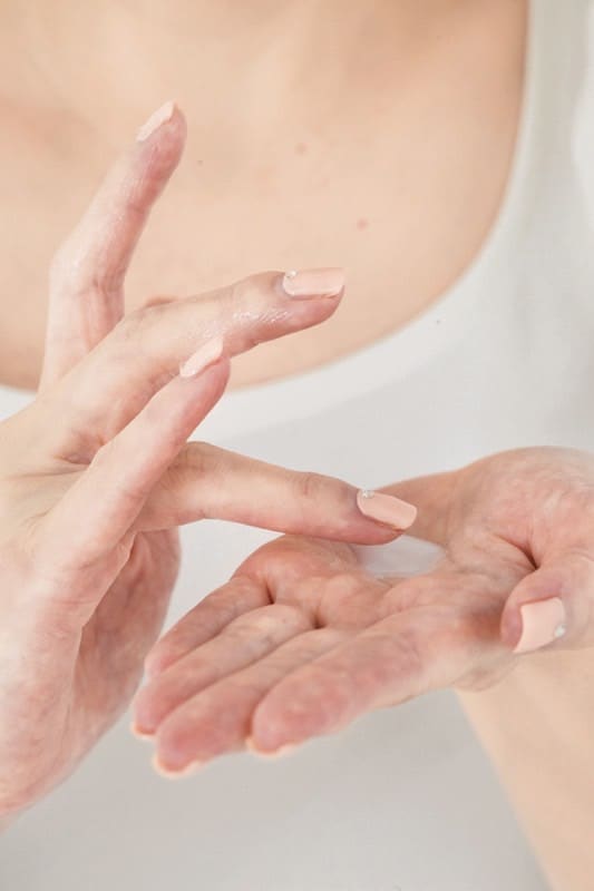1.化粧水や乳液は、手の平の上でしばらく温めてから、肌につけるだけの適量を薬指にとる。