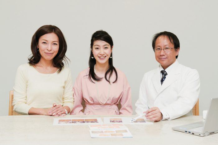 今回肌解析を体験する、クロワッサンクラブ会員の木村カエさん(左)、中林ひとみさん(中央)。「肌のにごりは毎日のスキンケアで改善します」と次田哲也さん(右)。