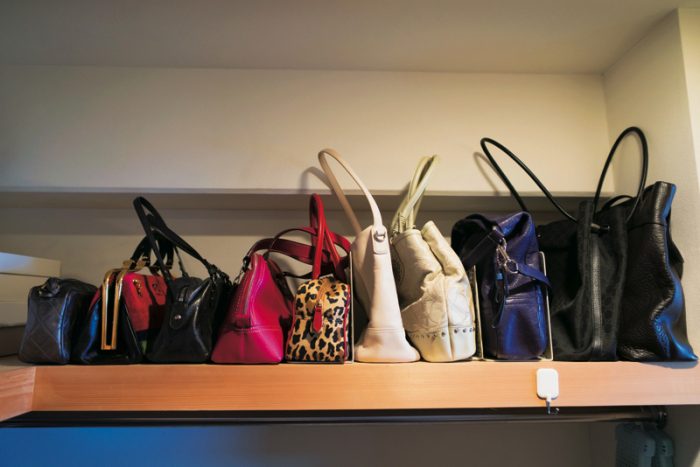 バッグはクローゼットの棚上にまとめられ、選ぶのも取り出すのも簡単。フル活用しやすく。