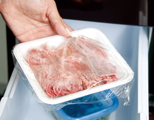 上部のカバー「冷凍やけガード」が、食品に直接冷気を当てずに乾燥から守り、変色を抑える。肉なども軽くラップをかけるだけでOK。
