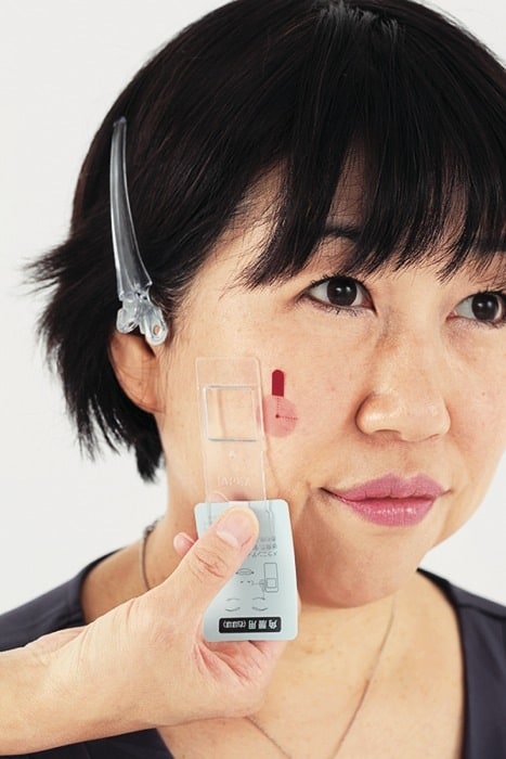 専用チェッカーシールを頬に貼るだけで、詳細な肌分析ができる。
