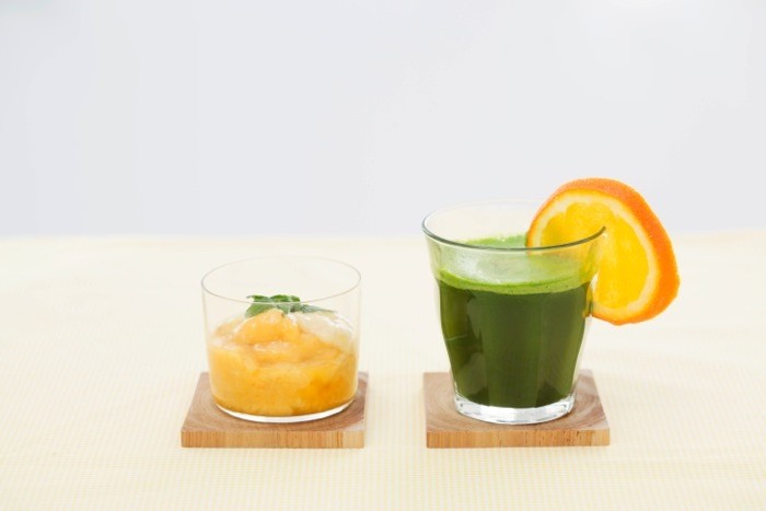 左：バナナとマンゴーのフローズン、右：小松菜とオレンジのグリーンジュース