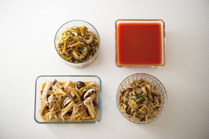 左上:切り昆布とツナの炒め煮、右上、トマトオレンジ寒天、左下:蒸しきのこのごまポン酢和え、右下:きのこの洋風マリネ