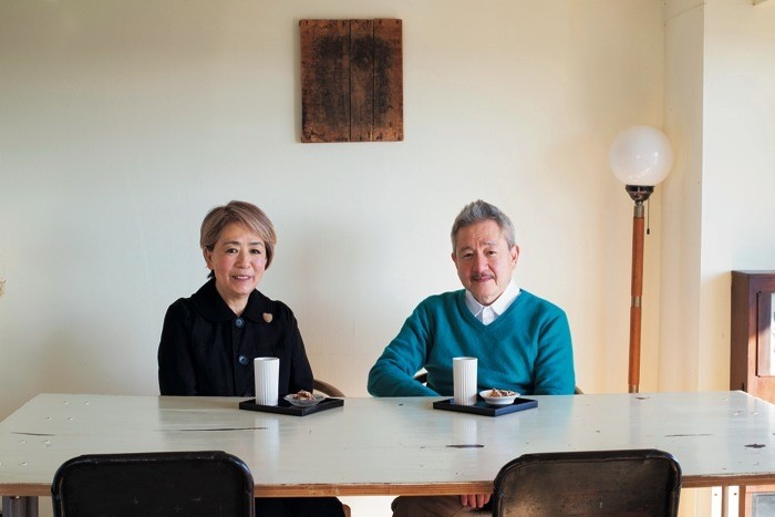 山中とみこさん・山中利充さん夫妻。とみこさんはデザインから縫製までを自身で手がける『CHICU+CHICU5/31』を2003年にスタート。4月に埼玉・川口市内に店をオープン。
