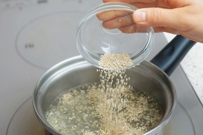 もち麦は、沸騰した湯で18分間茹でて使用。麦ご飯は、といだ米1合に1袋と1.5合の目盛りまで水を加えて炊く。