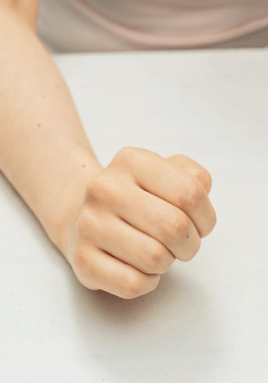 おもに使うのは、グーにした小指〜人差し指の第2関節。中心から外回りに回転させ、硬くなった筋肉をほぐしていく。