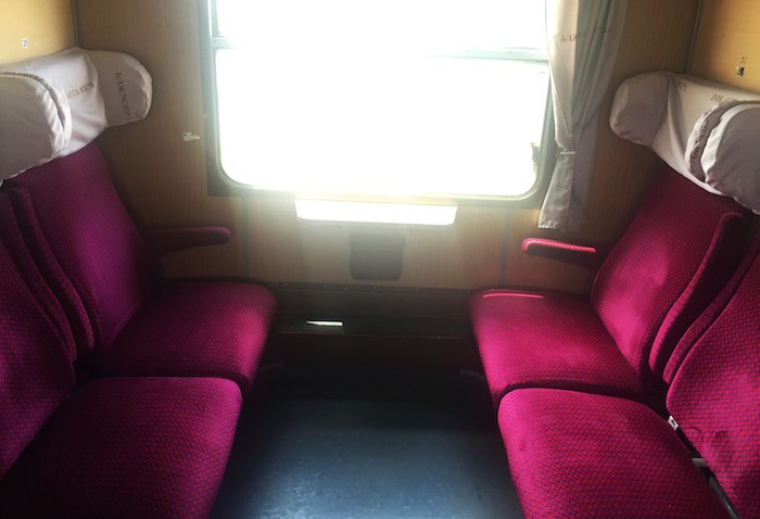 ソフィア〜ヴァルナ間のファーストクラスはこのシート。のびのび感はんぱない。路線ごと、大抵電車のスタイルも変わるし、必ずいつも快適。移動中もわくわく満載のアクティビティタイムに♪