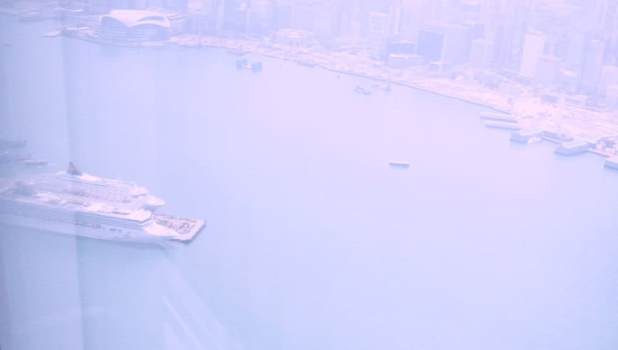 香港で一番高い室内展望台、sky100から香港島側を望む。眼下にクルーズ船、スーパースター・ヴァーゴが見える。
