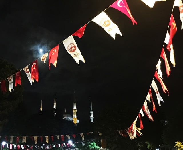 闇夜に浮かび上がるブルーモスク(中はほんとに青で埋め尽くされている)とかすむ満月、はためくトルコ紅白の旗。はぁぁ、まるでおとぎ話。