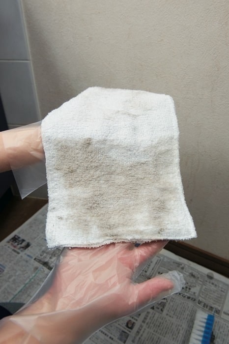 10.ここまでの作業で、雑巾には今まで取れなかった脂汚れなどがご覧のように採れている。