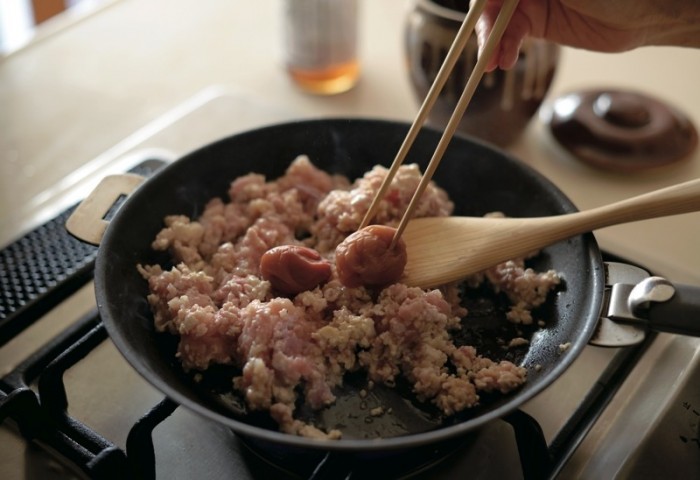 鶏ひき肉300ℊをごま油で炒り、梅干し2個を加えくずしながらまぜ、酒と塩少々で味を調える。ごはんにかけたり、レタスでまいたり、豆腐にのせても。