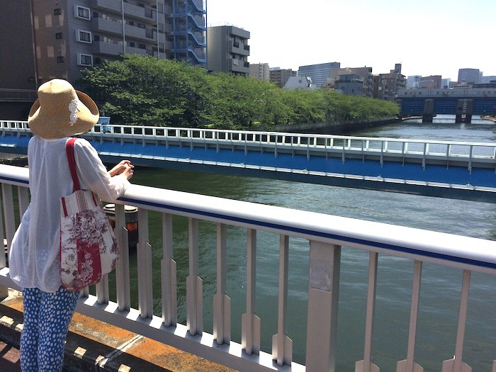 小名木川にかかる「高橋(タカバシ)」という橋。そこにはかつて歌舞伎役者の二代目・中村芝翫の邸宅があったのだとか。