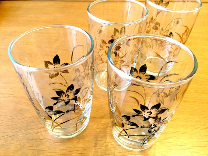 こちらは昭和の香りを纏った、金の花模様のグラス。夏場にビールを飲んだり、麦茶なんかにも合いそうです。
