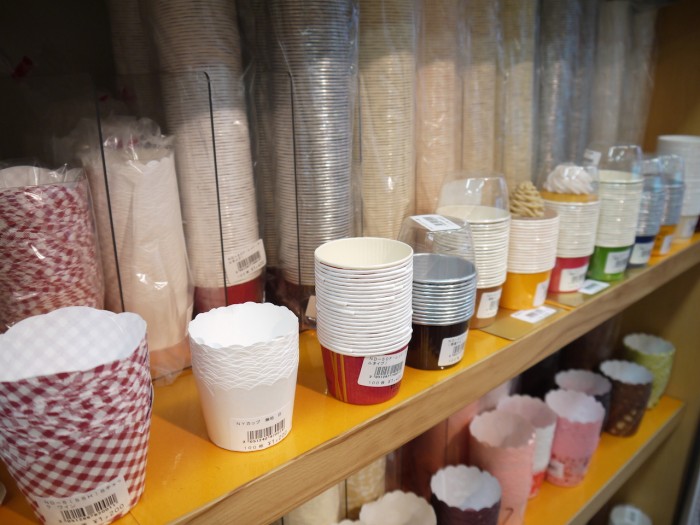 焼き型、ギフト用パッケージ、デザートカップなど、製菓材料が一通り揃う『伊藤景パック』さん。