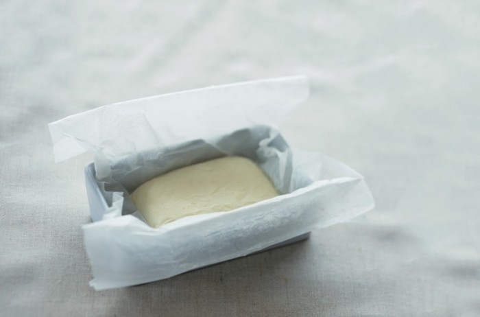 プレーンヨーグルトで発酵させた、深いコクと旨味の自家製バターを。