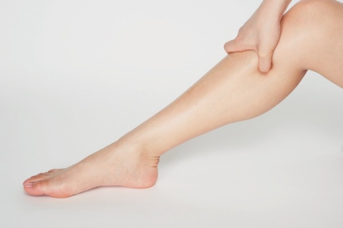 親指の骨で脚の筋肉を刺激するように。