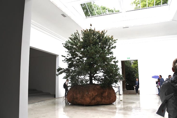 フランス館のセレスト・ブルシエ=ムジュノ。この木、根っこごと動いていて音もだします。全部で3本。最初はヴェネチア名物アクアアルタを再現する作品だったらしい。これはパリで実現したそうです。