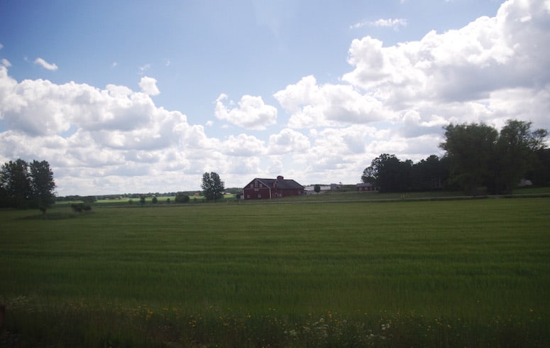 コペンハーゲンからストックホルムへ向かう電車から。田んぼの真ん中にメルヘンチックな家一軒、という構図はわりと見られた。ユーレイルパスを使用して電車に乗った。 http://www.raileurope.jp 