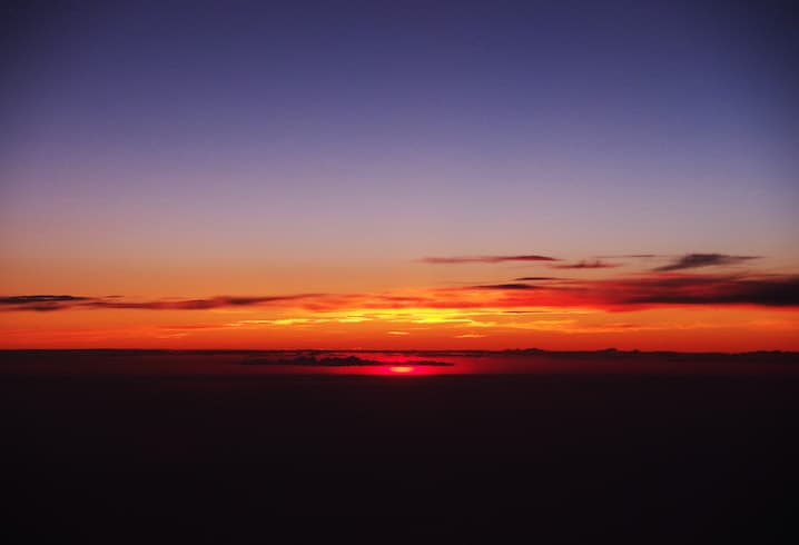 ストックホルムを飛び立ち、ヘルシンキまでの空の上で迎えた夕焼け。太陽が自分の下に沈んでいった。
