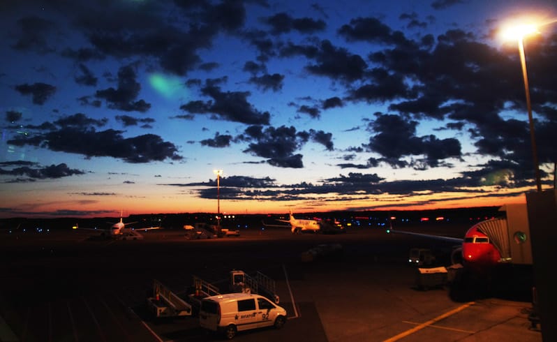 ヘルシンキ空港の深夜0時30分。太陽は永遠に沈まない。