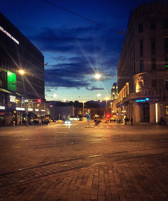 ヘルシンキ中央駅の近く。深夜2時のこの光は、夕焼けか、朝焼けか?