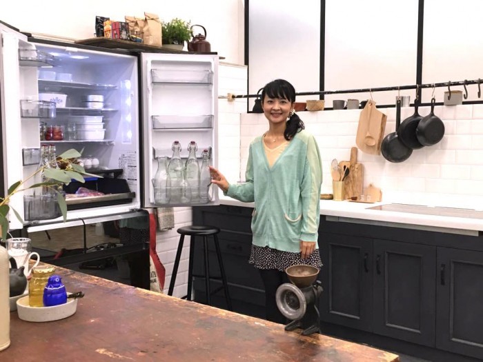 読者モデルの栃尾江美さん。最上位モデルの冷蔵庫「NR-F611WPV」の前で。美しくスタイリングされたキッチンにぴったりのスタイリッシュさ!