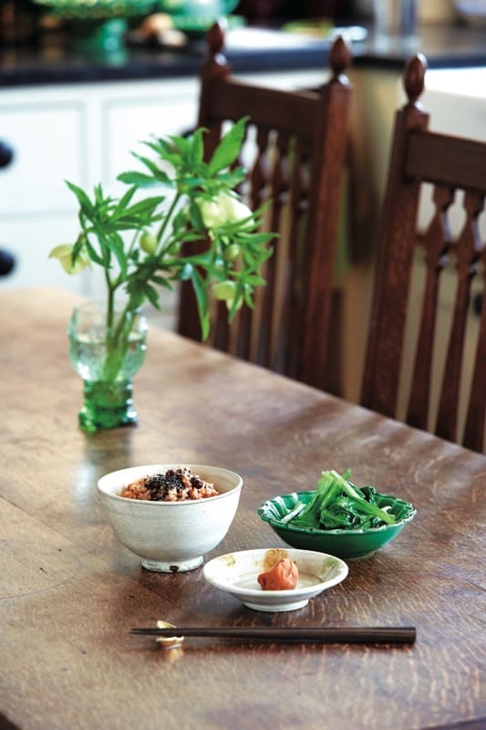 「量より質」を重視。吉谷家の朝食は玄米と小松菜のおひたしが基本です。