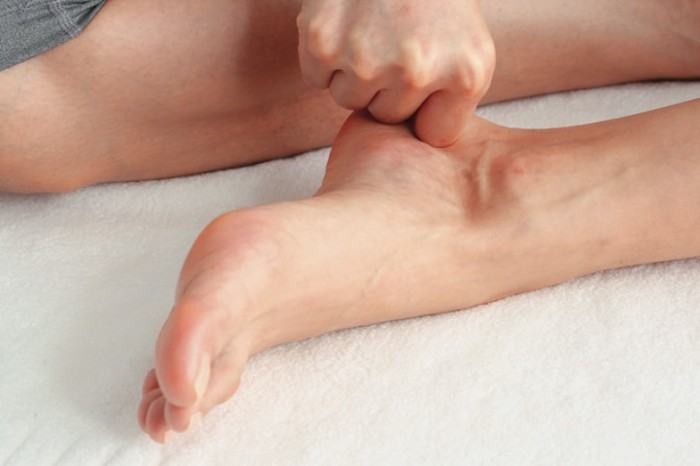 内くるぶしのアキレス腱側のエリアは子宮の反射区。人差し指や中指の関節などを使ってアキレス腱の手前をぐぐぐっとしごきあげる。