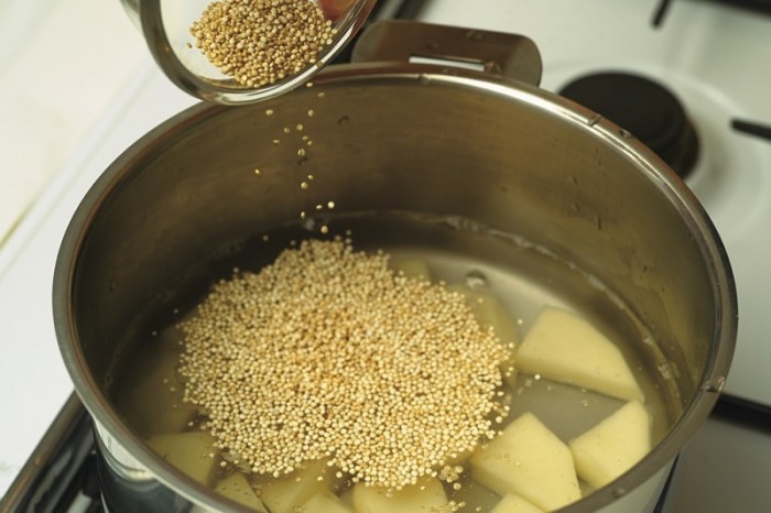 スープにするなら、キヌアはそのまま具材と一緒に煮ていくと自然のとろみがついてくる。
