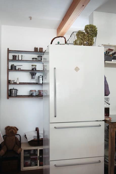 冷蔵庫の裏側にはストック棚があって、回り込めるようになっている。