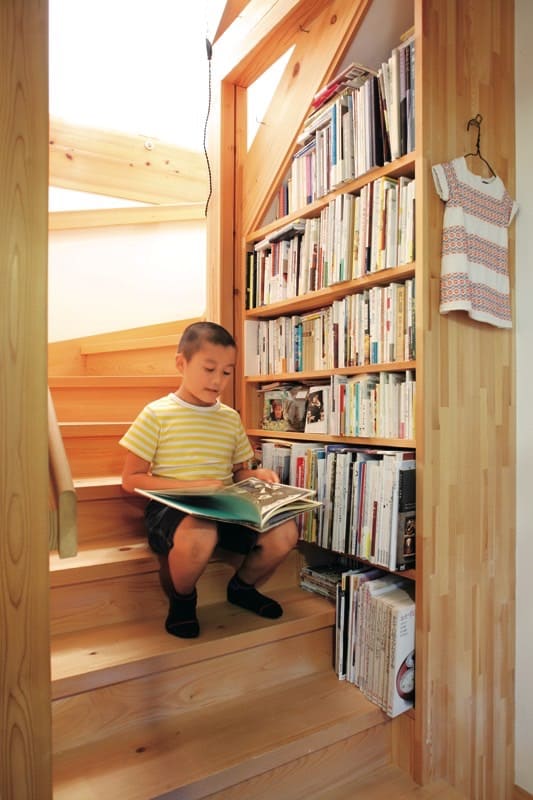 階段に座って本が読めるところも気に入っている。子どもたちは本が大好きで、取材の日は宮沢賢治の『雨ニモマケズ』を朗読してくれた。