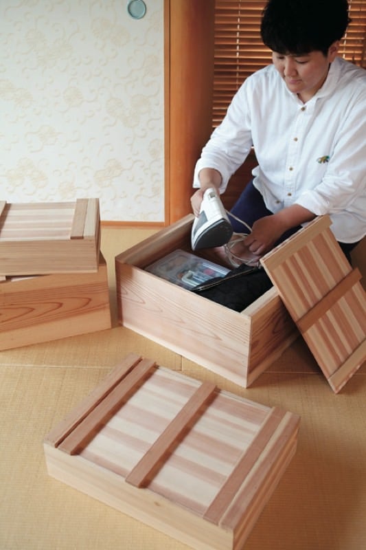 イベント時は仕事道具を入 れ、箱ごと持ち出すことも。『松野屋』の「大工の道具箱」を活用。