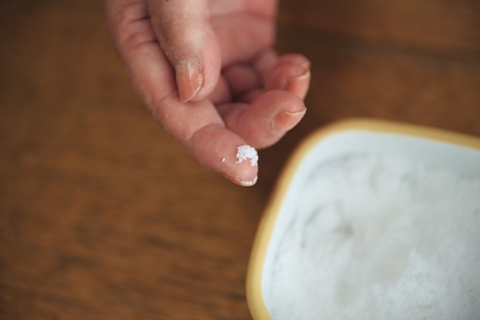 レシピの「塩少々」は指2本でつまんだ量。指3本にならないように。