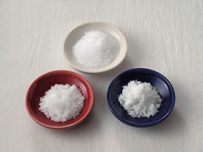 ばぁばは3種類の塩を常備し、用途により使い分けている。料理全般によく使う「与論島の塩」、たて塩などに使う「赤穂の天塩」、ゆで塩用の「精製塩」。