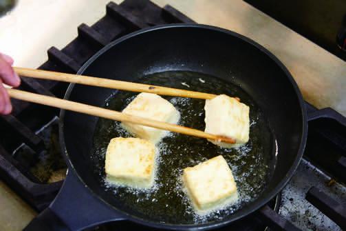 豆腐は外側をカリッと。環境と健康のために、油は少なめ。