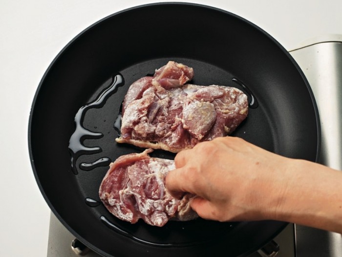 肉を焼くならフライパンが低温のうちから。