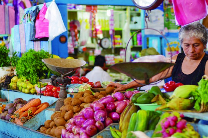 鮮やかな野菜が並ぶペルーの市場。海側の地域では、獲れたての新鮮な魚介なども売られる。