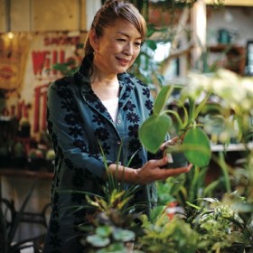 ガーデンデザイナーの吉谷桂子さん。自ら手がける ファッションブランド『Shade』も好評。写真で着ているのは新作。