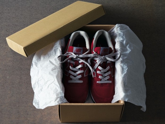 ニューバランスのスニーカー。「赤い靴は生涯初めて。贈り主の気持ちが伝わり忘れられない一足」