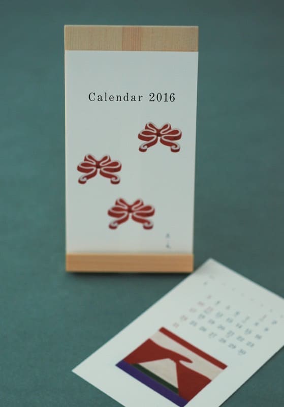 葛西薫氏監修「とらやカレンダー2016」は、昭和10年に作成された『御菓子見本帳』『御干菓子見本帳』より絵図を選出。「和花紙」と名付けられた「とらやカレンダー」オリジナルの紙を使用。