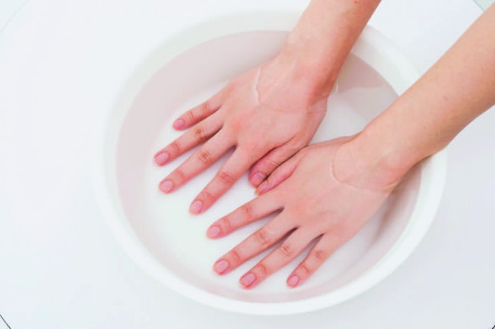 始める前に、お湯につけたり両手をこすり合わせたりして血行を良くしておこう。
