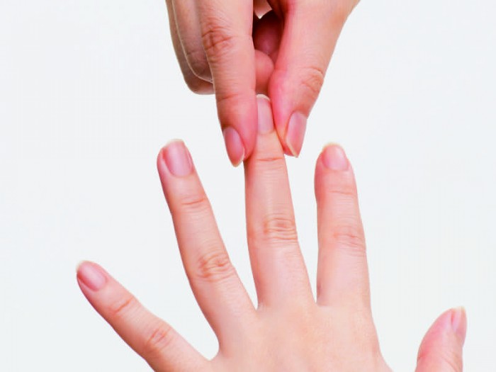 1.中指の第一関節を反対の手の親指と人差し指でつまみ、左右に20回ずつ回す。