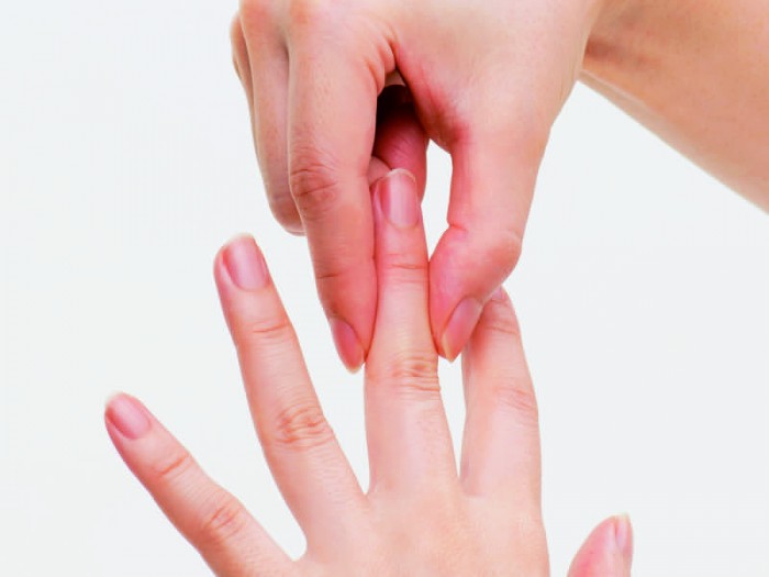 2.中指の第二関節を反対の手の親指と人差し指でつまみ、左右に20回ずつ回す。