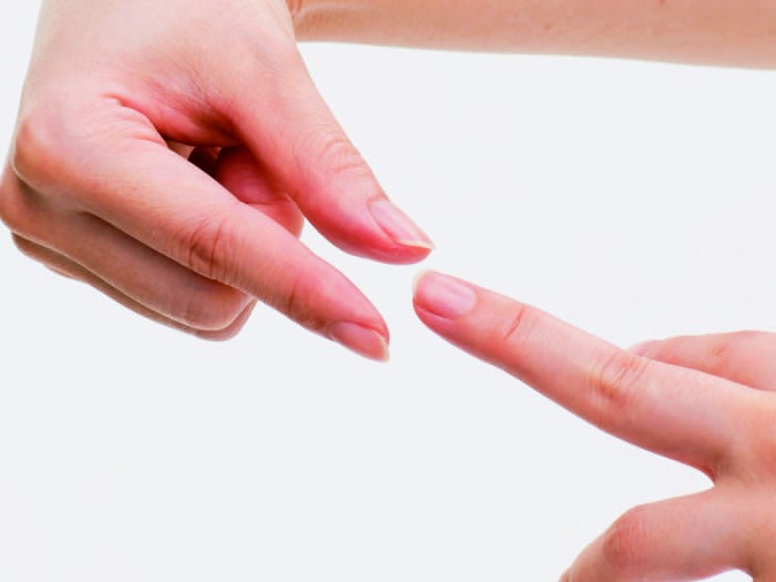 5.中指の先を反対の手の親指と人差し指でつまみ、引っこ抜く感覚でまっすぐ引っ張る。