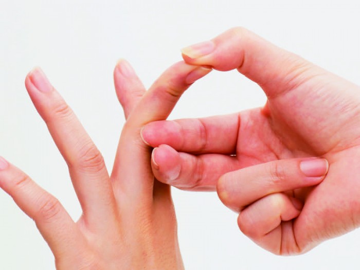 6.中指の先に反対の手の親指を、第二関節に人差し指を添え、手の甲に向けて3回反らせる。