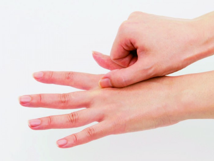 右肩にあたるのは中指のつけ根の人差し指側、左肩にあたるのは中指のつけ根の薬指側。この部分を揉む。